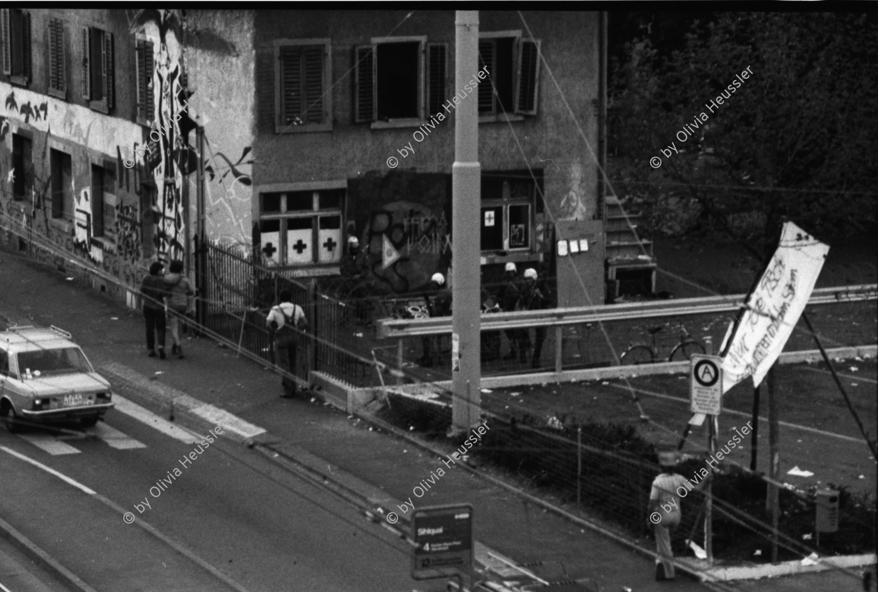 Image of sheet 19800402 photo 10: Schliessung AJZ Michel Euler als Photograph vor AJZ Polizeigrenadiere weisen mich weg und bedrohen mich mit Gummigeschoss Gewehr. Anklage. Auto mit kaputter Heckscheibe. Stacheldraht. Polizei. Nacht.
Jugendbewegung Bewegig AJZ Zürcher Jugendunruhen Demonstrationen Zürich 1980
Negative unauffindbar verloren ? falsch abgelegt