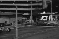 Image of sheet 19800402 photo 11: Polizei schliesst das Autonome Jugendzentrum beim Carparkplatz mit Tankstelle. Zürich, 1980. 
Jugendbewegung Bewegig AJZ Zürcher Jugendunruhen Demonstrationen youth movement