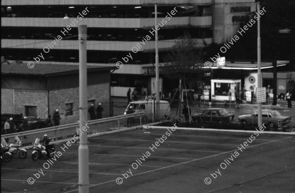 Image of sheet 19800402 photo 11: Polizei schliesst das Autonome Jugendzentrum beim Carparkplatz mit Tankstelle. Zürich, 1980. 
Jugendbewegung Bewegig AJZ Zürcher Jugendunruhen Demonstrationen youth movement