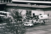 Image of sheet 19800402 photo 12: Schliessung AJZ. Carparklatz  hinter dem Bahnhof in Zürich
(Kongresshaus wird 2012 darauf geplant)
 
Jugendbewegung Bewegig AJZ Zürcher Jugendunruhen Demonstrationen
Youth movement Zürich 1980 √