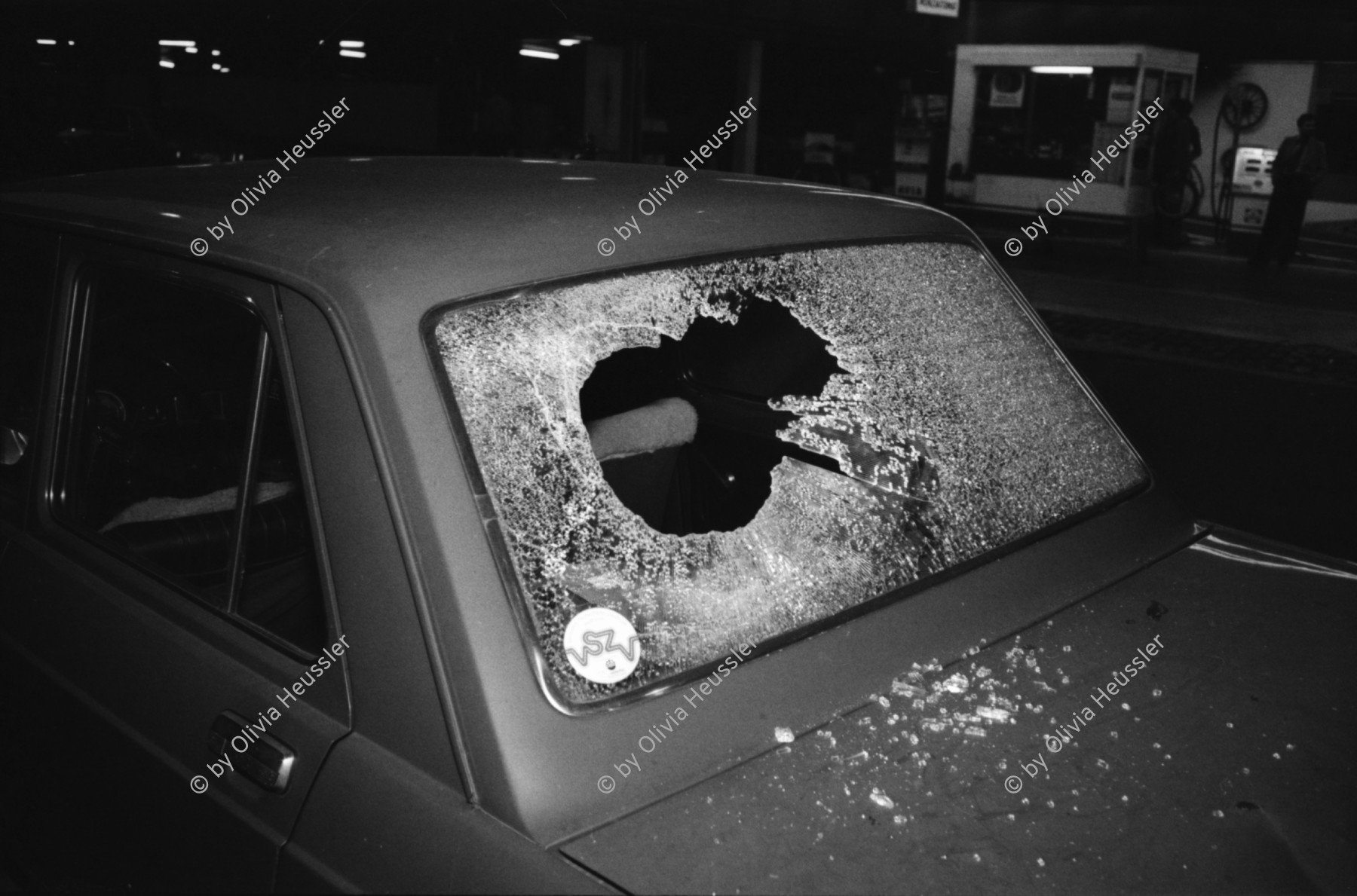 Image of sheet 19800402 photo 16: Schliessung AJZ Michel Euler als Photograph vor AJZ Polizeigrenadiere weisen mich weg und bedrohen mich mit Gummigeschoss Gewehr. Anklage. Auto mit kaputter Heckscheibe. Stacheldraht. Polizei. Nacht.
Jugendbewegung Bewegig AJZ Zürcher Jugendunruhen Demonstrationen Zürich 1980
Negative unauffindbar verloren ? falsch abgelegt