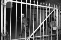 Image of sheet 19800402 photo 18: Schliessung AJZ Michel Euler als Photograph vor AJZ Polizeigrenadiere weisen mich weg und bedrohen mich mit Gummigeschoss Gewehr. Anklage. Auto mit kaputter Heckscheibe. Stacheldraht. Polizei. Nacht.
Jugendbewegung Bewegig AJZ Zürcher Jugendunruhen Demonstrationen Zürich 1980
Negative unauffindbar verloren ? falsch abgelegt