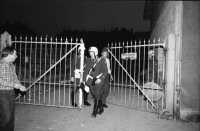 Image of sheet 19800402 photo 19: Polizei schliesst das Autonome Jugendzentrum in Zürich, 1980. 
Jugendbewegung Bewegig AJZ Zürcher Jugendunruhen Demonstrationen youth movement
Negative unauffindbar verloren ? falsch abgelegt