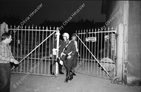 Image of sheet 19800402 photo 19: Polizei schliesst das Autonome Jugendzentrum in Zürich, 1980. 
Jugendbewegung Bewegig AJZ Zürcher Jugendunruhen Demonstrationen youth movement
Negative unauffindbar verloren ? falsch abgelegt