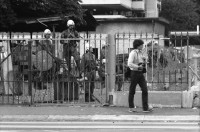 Image of sheet 19800402 photo 2: Schliessung AJZ Michel Euler als Photograph vor AJZ Polizeigrenadiere weisen mich weg und bedrohen mich mit Gummigeschoss Gewehr. Anklage. Auto mit kaputter Heckscheibe. Stacheldraht. Polizei. Nacht.
Jugendbewegung Bewegig AJZ Zürcher Jugendunruhen Demonstrationen Zürich 1980
Negative unauffindbar verloren ? falsch abgelegt