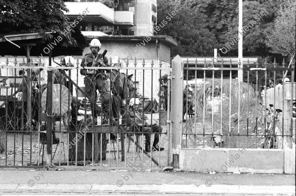 Image of sheet 19800402 photo 4: Schliessung AJZ Polizeigrenadiere weisen mich weg und bedrohen mich mit Gummigeschoss Gewehr. Limmatstrasse 
Jugendbewegung Bewegig AJZ Zürcher Jugendunruhen Demonstrationen √