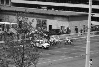 Image of sheet 19800402 photo 5: Schliessung AJZ Michel Euler als Photograph vor AJZ Polizeigrenadiere weisen mich weg und bedrohen mich mit Gummigeschoss Gewehr. Anklage. Auto mit kaputter Heckscheibe. Stacheldraht. Polizei. Nacht.
Jugendbewegung Bewegig AJZ Zürcher Jugendunruhen Demonstrationen Zürich 1980
Negative unauffindbar verloren ? falsch abgelegt