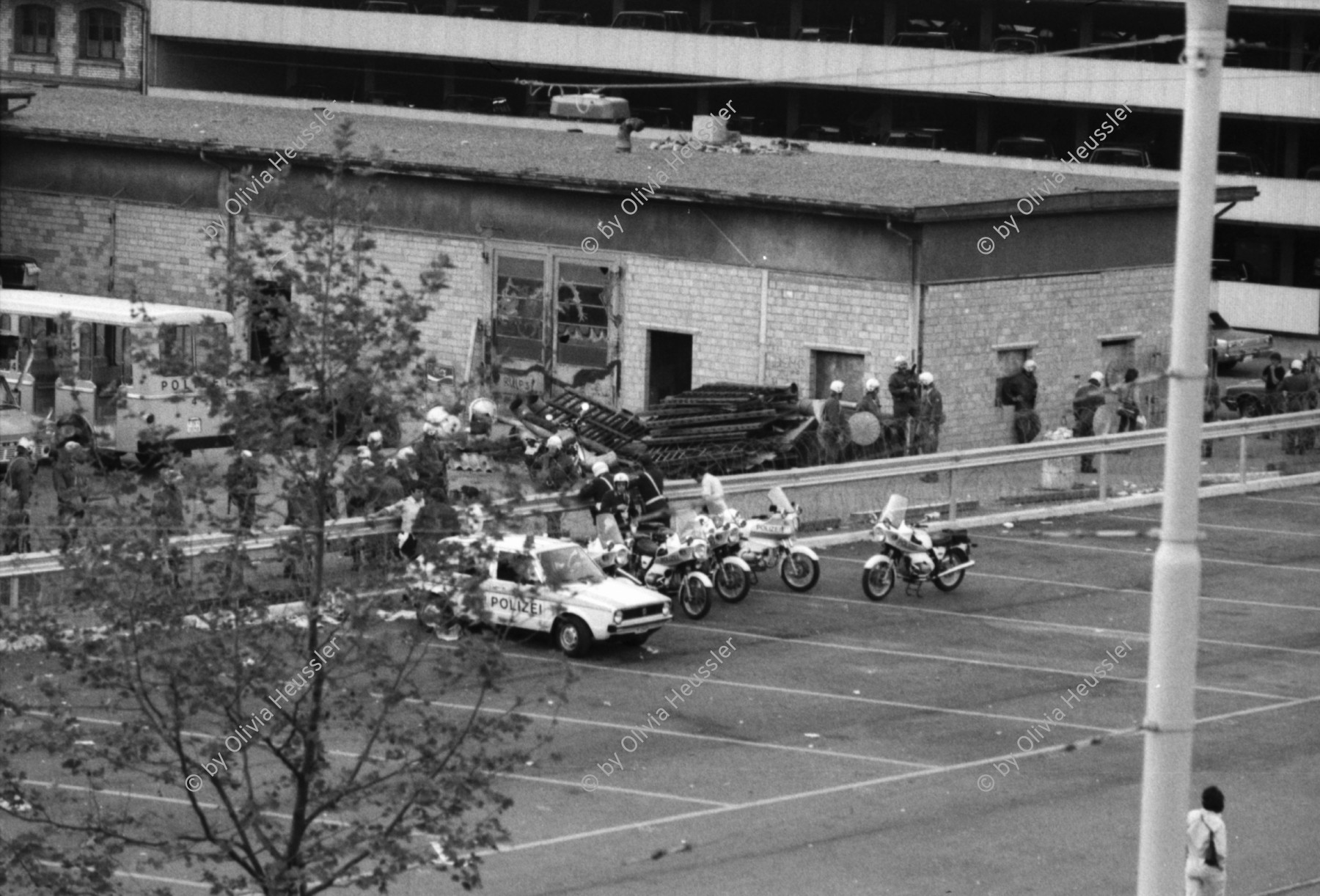 Image of sheet 19800402 photo 5: Schliessung AJZ Michel Euler als Photograph vor AJZ Polizeigrenadiere weisen mich weg und bedrohen mich mit Gummigeschoss Gewehr. Anklage. Auto mit kaputter Heckscheibe. Stacheldraht. Polizei. Nacht.
Jugendbewegung Bewegig AJZ Zürcher Jugendunruhen Demonstrationen Zürich 1980
Negative unauffindbar verloren ? falsch abgelegt