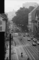 Image of sheet 19800402 photo 6: Schliessung AJZ Michel Euler als Photograph vor AJZ Polizeigrenadiere weisen mich weg und bedrohen mich mit Gummigeschoss Gewehr. Anklage. Auto mit kaputter Heckscheibe. Stacheldraht. Polizei. Nacht.
Jugendbewegung Bewegig AJZ Zürcher Jugendunruhen Demonstrationen Zürich 1980
Negative unauffindbar verloren ? falsch abgelegt