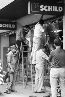 Image of sheet 19800403 photo 0: Reaktion nach der Schliessung des AJZ. Die Bahnhofstrasse liegt am nächsten Morgen in Scherben. 
Jugendbewegung Bewegig AJZ Zürcher Jugendunruhen Demonstrationen 
Youth movement Zürich 1980 √  Swiss Schweiz Switzerland Europe