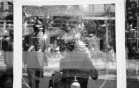 Image of sheet 19800403 photo 10: frtsg 800402 Reaktion nach der Schliessung des AJZ. Die Bahnhofstrasse liegt am nächsten Morgen in Scherben. Globus Schon frühmorgens arbeiten die Schaufenster Spezialisten in Hoch Tour. Ganze Container sind voll Glasscherben. Blick.
Jugendbewegung Bewegig AJZ Zürcher Jugendunruhen Demonstrationen Zürich 1980  Swiss Schweiz Switzerland Europe
