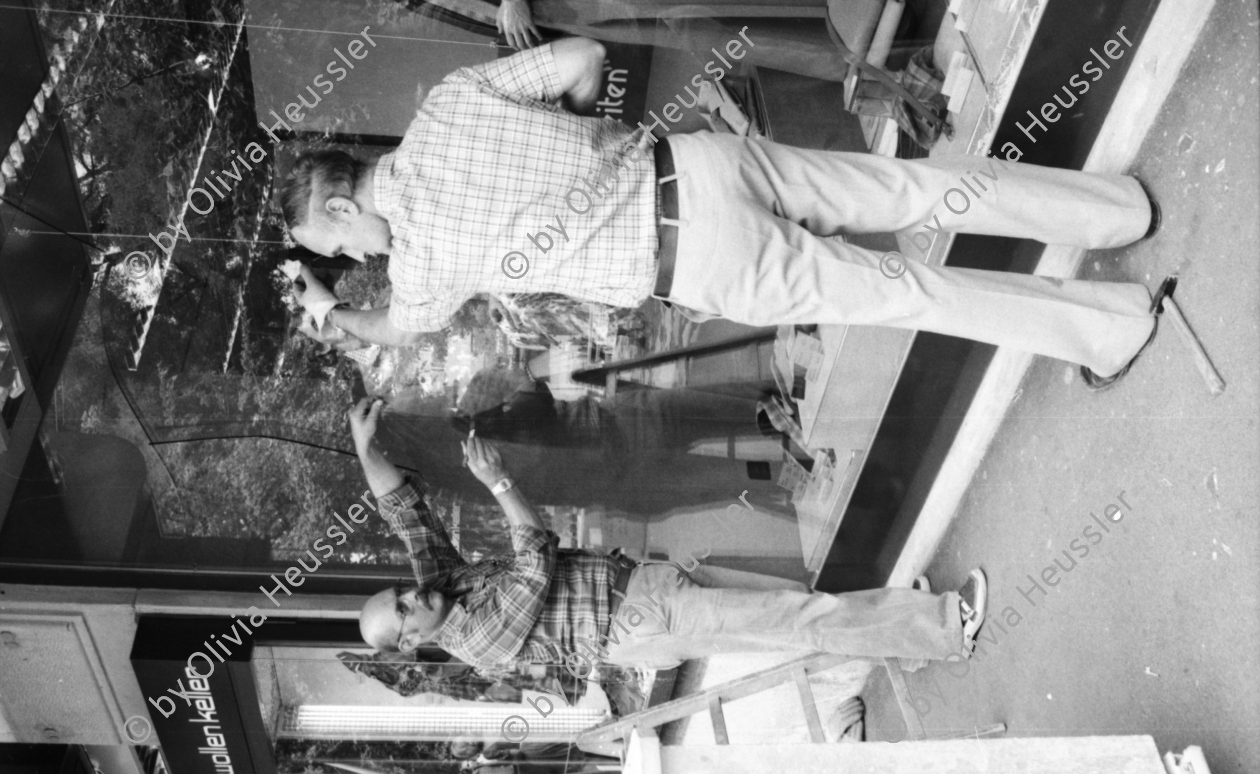 Image of sheet 19800403 photo 12: frtsg 800402 Reaktion nach der Schliessung des AJZ. Die Bahnhofstrasse liegt am nächsten Morgen in Scherben. Globus Schon frühmorgens arbeiten die Schaufenster Spezialisten in Hoch Tour. Ganze Container sind voll Glasscherben. (Blick. org neg ist verloren)
Jugendbewegung Bewegig AJZ Zürcher Jugendunruhen Demonstrationen Zürich 1980  Swiss Schweiz Switzerland Europe