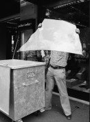 Image of sheet 19800403 photo 14: frtsg 800402 Reaktion nach der Schliessung des AJZ. Die Bahnhofstrasse liegt am nächsten Morgen in Scherben. Globus Schon frühmorgens arbeiten die Schaufenster Spezialisten in Hoch Tour. Ganze Container sind voll Glasscherben. Blick.
Jugendbewegung Bewegig AJZ Zürcher Jugendunruhen Demonstrationen Zürich 1980  Swiss Schweiz Switzerland Europe