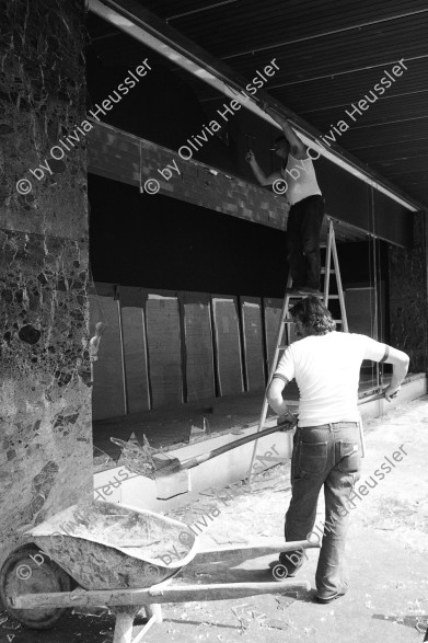 Image of sheet 19800403 photo 22: Reaktion nach der Schliessung des AJZ. Die Bahnhofstrasse liegt am nächsten Morgen in Scherben. Tuch Schild. Schon frühmorgens arbeiten die Schaufenster Spezialisten in Hoch Tour. Ganze Container sind voll Glasscherben. 
Jugendbewegung Bewegig AJZ Zürcher Jugendunruhen Demonstrationen 
Youth movement Zürich 1980 √ protest windows demolition  Swiss Schweiz Switzerland Europe  street shoping

Exhibition: Couvrage Action. Zürcher Künstler, Züspa, Zürich 1980.
On Resin Coated Paper with  sulphur toning