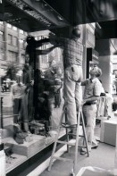 Image of sheet 19800403 photo 8: Reaktion nach der Schliessung des AJZ. Die Bahnhofstrasse liegt am nächsten Morgen in Scherben. Tuch Schild. Schon frühmorgens arbeiten die Schaufenster Spezialisten in Hoch Tour. Ganze Container sind voll Glasscherben. 
Jugendbewegung Bewegig AJZ Zürcher Jugendunruhen Demonstrationen 
Youth movement protest Zürich 1980 √
 Swiss Schweiz Switzerland Europe  destruction windows shoping street glas