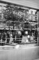 Image of sheet 19800403 photo 9: frtsg 800402 Reaktion nach der Schliessung des AJZ. Die Bahnhofstrasse liegt am nächsten Morgen in Scherben. Globus Schon frühmorgens arbeiten die Schaufenster Spezialisten in Hoch Tour. Ganze Container sind voll Glasscherben. Blick.
Jugendbewegung Bewegig AJZ Zürcher Jugendunruhen Demonstrationen Zürich 1980  Swiss Schweiz Switzerland Europe