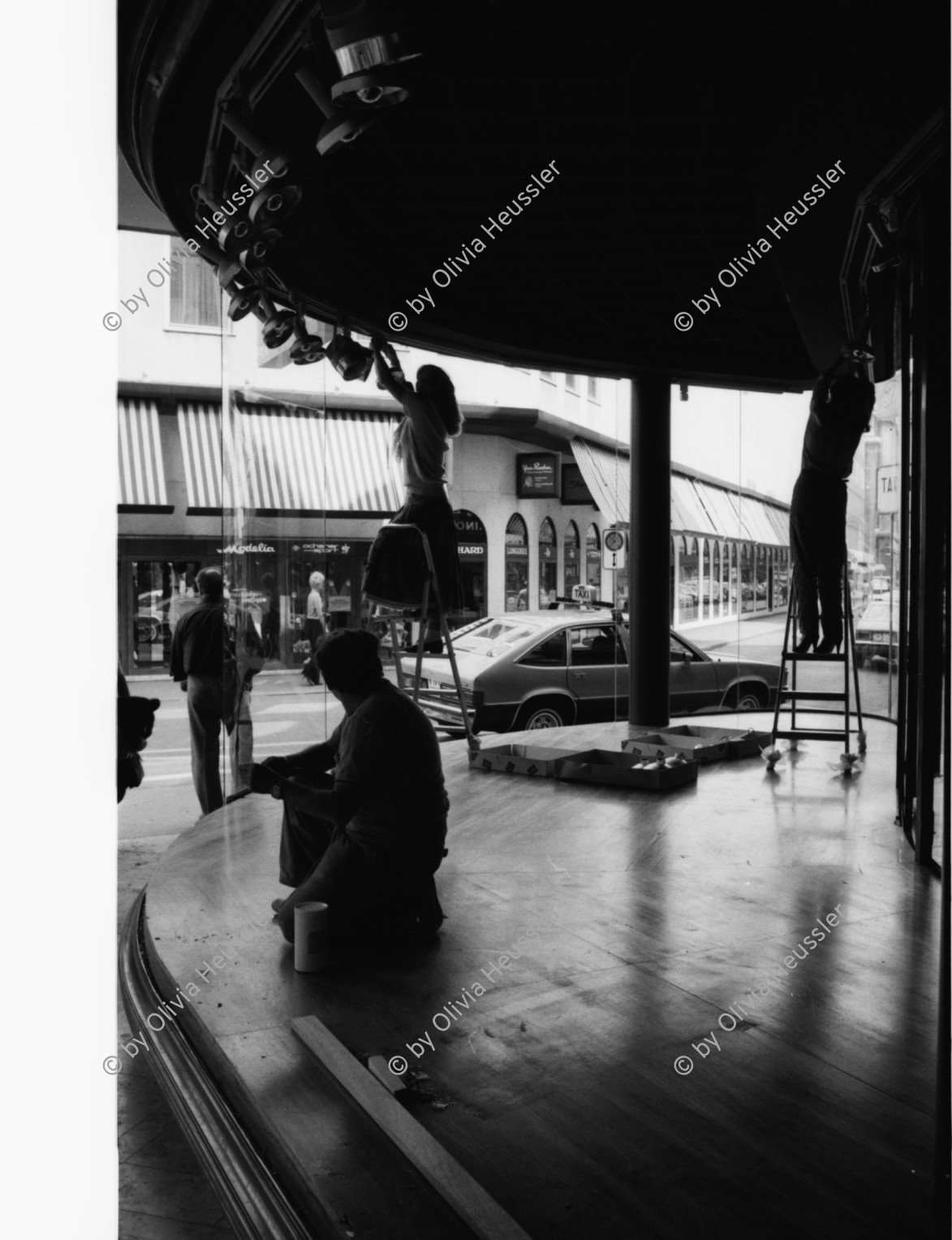 Image of sheet 19800404 photo 16: frtsg. 800403 Reaktion nach der Schliessung AJZ. Das Limmatquai
 und die Bahnhofstrasse liegen in Scherben. Café Select. Bei Feldpausch.und Wollenkeller. Szenen 
Jugendbewegung Bewegig AJZ Zürcher Jugendunruhen Demonstrationen Protest youth movement Zürich Schweiz Switzerland 1980