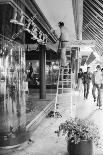 Image of sheet 19800404 photo 18: Eingeschlagene Schaufenster beim Feldpausch an der Bahnhofstrasse nach Schliessung des AJZ in Zürich 1980.
Jugendbewegung Bewegig AJZ Zürcher Jugendunruhen Demonstrationen Swiss Schweiz Switzerland Europe