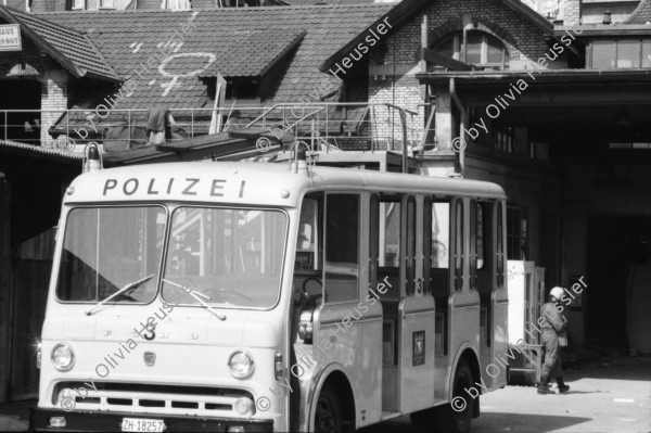 Image of sheet 19800405 photo 10: Einsatzwagen der Polizei im geschlossenen Jugendzentrum an der Limmatstrasse 18-20 im Kreis 5 in Zürich, 1980.
Zürcher Unruhen Jugendbewegung.
autonomous youth center