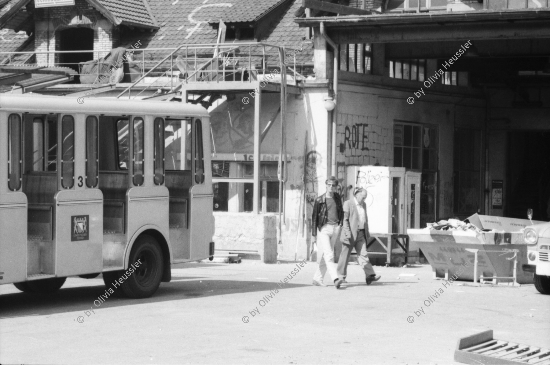 Image of sheet 19800405 photo 13: die Polizei bewacht das von Ihnen geschlossene AJZ Jugendhaus an der Limmatstrasse 18-20 im Kreis 5 in Zürich.

autonomous youth center 
Politik Zürich 1980 Jugendprotest AJZ Autonomes Jugendzentrum Polizei Grenadiere Helm Waffen Tränengas Gewehr schiessen shot Police Fahrzeug Einsatzwagen Sanität Autonome Zaun geschlossen Kreuz rotes Fenster