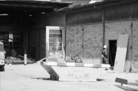 Image of sheet 19800405 photo 15: die Polizei bewacht das von Ihnen geschlossene AJZ Jugendhaus an der Limmatstrasse 18-20 im Kreis 5 in Zürich.

autonomous youth center 
Politik Zürich 1980 Jugendprotest AJZ Autonomes Jugendzentrum Polizei Grenadiere Helm Waffen Tränengas Gewehr schiessen shot Police Fahrzeug Einsatzwagen Sanität Autonome Zaun geschlossen Kreuz rotes Fenster