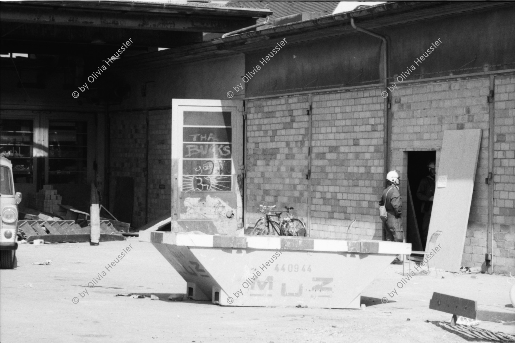 Image of sheet 19800405 photo 15: die Polizei bewacht das von Ihnen geschlossene AJZ Jugendhaus an der Limmatstrasse 18-20 im Kreis 5 in Zürich.

autonomous youth center 
Politik Zürich 1980 Jugendprotest AJZ Autonomes Jugendzentrum Polizei Grenadiere Helm Waffen Tränengas Gewehr schiessen shot Police Fahrzeug Einsatzwagen Sanität Autonome Zaun geschlossen Kreuz rotes Fenster