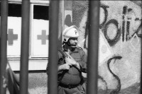 Image of sheet 19800405 photo 17: die Polizei bewacht das von Ihnen geschlossene AJZ Jugendhaus an der Limmatstrasse 18-20 im Kreis 5 in Zürich.

autonomous youth center 
Politik Zürich 1980 Jugendprotest AJZ Autonomes Jugendzentrum Polizei Grenadiere Helm Waffen Tränengas Gewehr schiessen shot Police Fahrzeug Einsatzwagen Sanität Autonome Zaun geschlossen Kreuz rotes Fenster