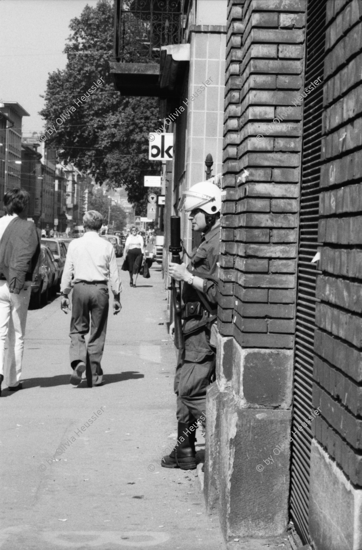 Image of sheet 19800405 photo 18: die Polizei bewacht das von Ihnen geschlossene AJZ Jugendhaus an der Limmatstrasse 18-20 im Kreis 5 in Zürich.

autonomous youth center 
Politik Zürich 1980 Jugendprotest AJZ Autonomes Jugendzentrum Polizei Grenadiere Helm Waffen Tränengas Gewehr schiessen shot Police Fahrzeug Einsatzwagen Sanität Autonome Zaun geschlossen Kreuz rotes Fenster