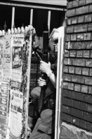 Image of sheet 19800405 photo 20: die Polizei bewacht das von Ihnen geschlossene AJZ Jugendhaus an der Limmatstrasse 18-20 im Kreis 5 in Zürich.

autonomous youth center 
Politik Zürich 1980 Jugendprotest AJZ Autonomes Jugendzentrum Polizei Grenadiere Helm Waffen Tränengas Gewehr schiessen shot Police Fahrzeug Einsatzwagen Sanität Autonome Zaun geschlossen Kreuz rotes Fenster