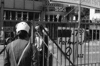 Image of sheet 19800405 photo 5: die Polizei bewacht das von Ihnen geschlossene AJZ Jugendhaus an der Limmatstrasse 18-20 im Kreis 5 in Zürich.

autonomous youth center 
Politik Zürich 1980 Jugendprotest AJZ Autonomes Jugendzentrum Polizei Grenadiere Helm Waffen Tränengas Gewehr schiessen shot Police Fahrzeug Einsatzwagen Sanität Autonome Zaun geschlossen Kreuz rotes Fenster