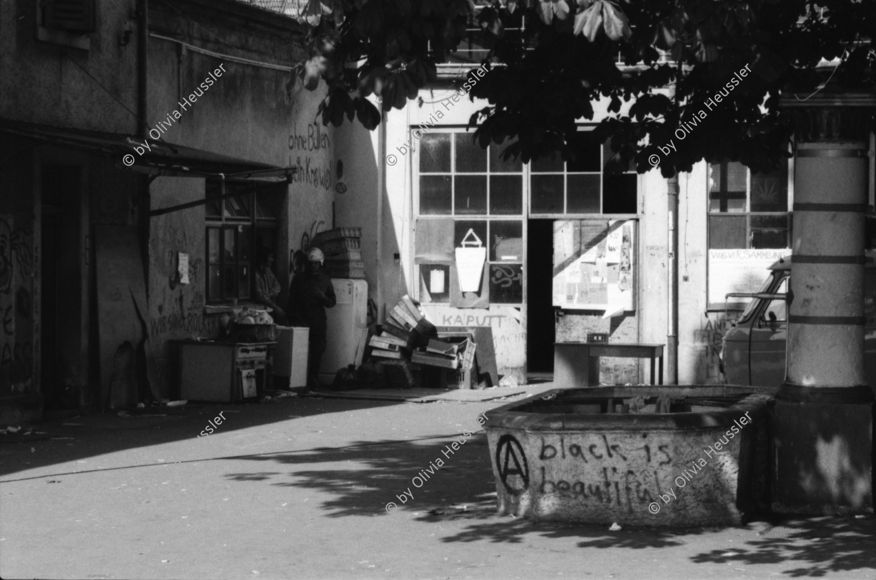 Image of sheet 19800405 photo 9: die Polizei bewacht das von Ihnen geschlossene AJZ Jugendhaus an der Limmatstrasse 18-20 im Kreis 5 in Zürich.

autonomous youth center 
Politik Zürich 1980 Jugendprotest AJZ Autonomes Jugendzentrum Polizei Grenadiere Helm Waffen Tränengas Gewehr schiessen shot Police Fahrzeug Einsatzwagen Sanität Autonome Zaun geschlossen Kreuz rotes Fenster