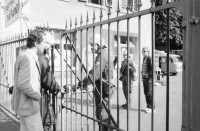 Image of sheet 19800406 photo 0: Polizeibeamte bewachen das geschlossene AJZ Autonome Jugendzentrum an der Limmatstrasse 18-20 im Kreis 5 in Zürich 1980.