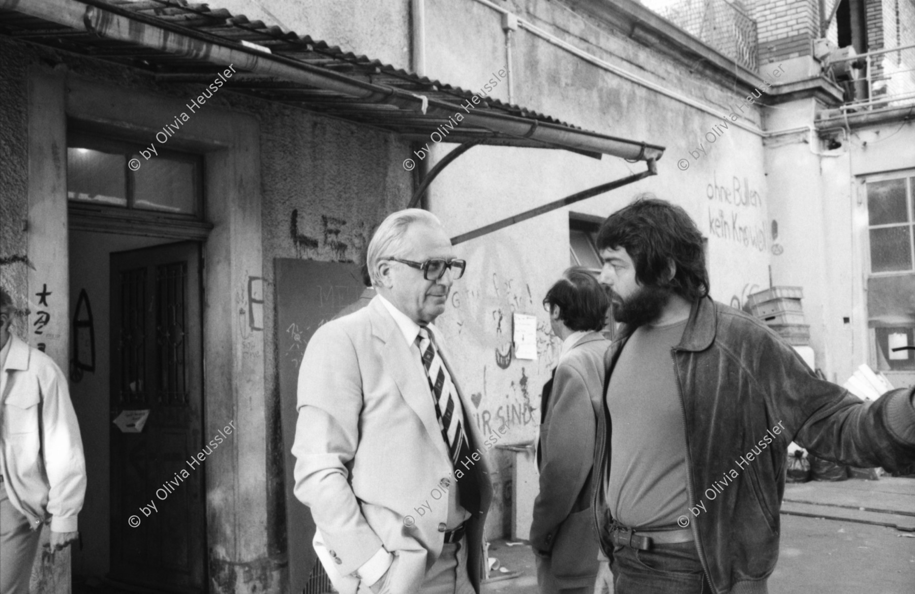 Image of sheet 19800406 photo 10: Stadtrat Max Bryner im Gespraech mit Peter Macher re. (Mitbegruender WOGENO) im AJZ Autonomes Jugendzentrum , Zuerich 1980.
autonomous youth center
Zürich Jugendprotest Jugendbewegung