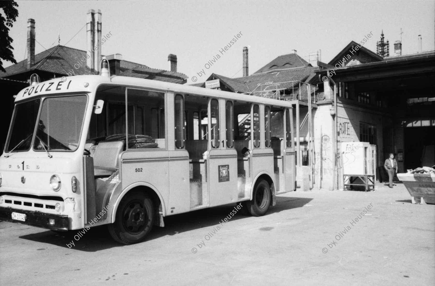 Image of sheet 19800406 photo 13: Polizeifahrzeug vor dem geschlossenen AJZ Autonomen Jugendzentrum Jugendhaus an der Limmatstrasse 18-20 im Kreis 5 in Zürich am 9. September 1980.
autonomous youth center
Jugendprotest AJZ Autonomes Jugendzentrum Polizei Police Fahrzeug