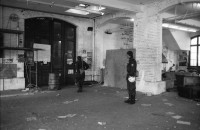 Image of sheet 19800406 photo 7: Polizeibeamte in Zivil und uniformiert bewachen das von Ihnen geschlossene AJZ Autonome Jugendzentrum an der Limmatstrasse 18-20 im Kreis 5 in Zürich 1980.