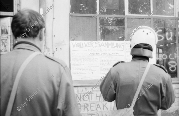 Image of sheet 19800406 photo 8: Polizei Beamte lesen die Wandzeitung im Autonomen Jugendzentrum AJZ. Zürich 1980 

Jugendprotest AJZ Autonomes Jugendzentrum Polizei Grenadiere Helm

Exhibition: Couvrage Action. Zürcher Künstler, Züspa, Zürich 1980.
On Resin Coated Paper with  sulphur toning