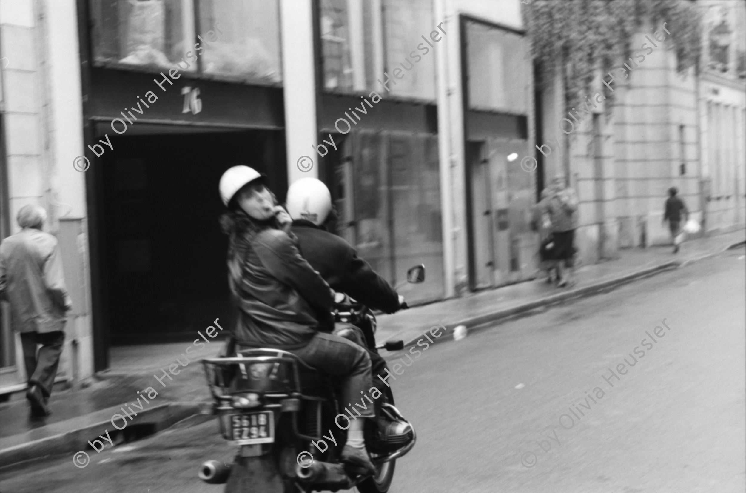 Image of sheet 19800420 photo 17: Zwei Junge auf BMW Motorrad in Paris, Frankreich 1980 Pucci Martegani Antonella