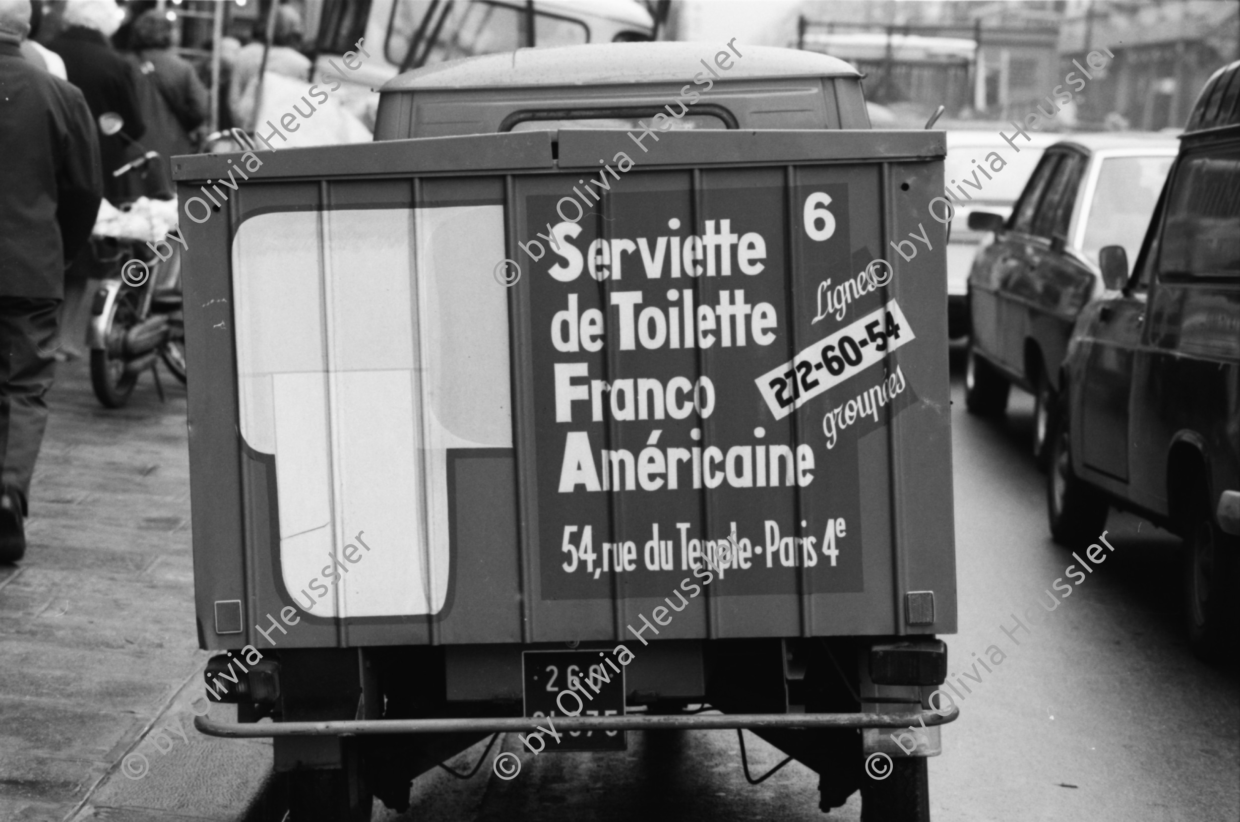 Image of sheet 19800420 photo 26: Werbung für Toilettenpapier WC-Papier auf Vespa Transporter in  Paris Frankreich 1980