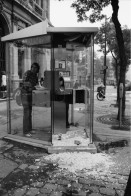 Image of sheet 19800420 photo 28: Telefonkabine mit zerstörter Fensterscheibe. Paris Frankreich 1980