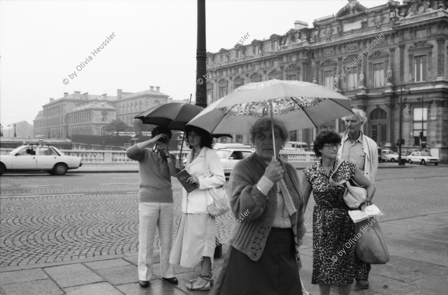 Image of sheet 19800420 photo 32: Tourist*Innen mit Regenschirmen,  Paris 1980.