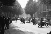 Image of sheet 19800430 photo 17: Polizei Einheiten nahen auf der Strasse vor dem Gerichtsgebäude in Paris, Frankreich 1980.