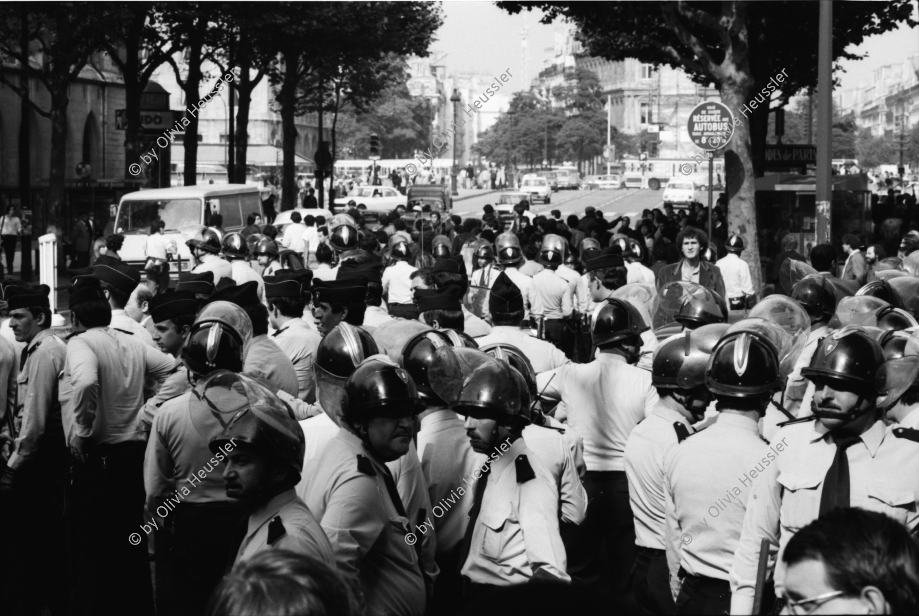 Image of sheet 19800430 photo 23: Prozess gegen Neonazi; Mark Fredrikson, CRS Polizei-Einheiten, Palais de Justice, Frankreich 1980. 
Justizpalast