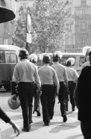 Image of sheet 19800430 photo 25: CRS Polizei Einheiten mit Schlagstöcken und Helm  in Paris, Frankreich 1980.