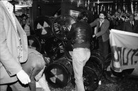 Image of sheet 19800460 photo 0: Anti AKW Antiatom Atommüll -Probelagerung Protest der POCH im Shopville Hauptbahnhof Zürich gegen Kernkraftwerke und Nagra. Am Helvetiaplatz Kundgebung mit Helmut Hubacher und Roman Brodmann unter Transparent 'Für politische Lösungen gegen Unterdrückung und Gewalt' Olivia und Thomas Krempke. Polizeitheater Ulli Richter POZ im Volkshaus. 

Jugendbewegung Bewegig AJZ Zürcher Jugendunruhen Demonstrationen