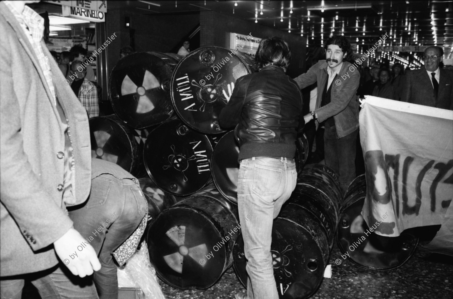 Image of sheet 19800460 photo 0: Anti AKW Antiatom Atommüll -Probelagerung Protest der POCH im Shopville Hauptbahnhof Zürich gegen Kernkraftwerke und Nagra. Am Helvetiaplatz Kundgebung mit Helmut Hubacher und Roman Brodmann unter Transparent 'Für politische Lösungen gegen Unterdrückung und Gewalt' Olivia und Thomas Krempke. Polizeitheater Ulli Richter POZ im Volkshaus. 

Jugendbewegung Bewegig AJZ Zürcher Jugendunruhen Demonstrationen