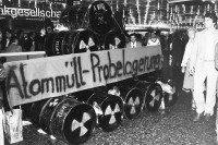 Image of sheet 19800460 photo 10: Anti AKW Antiatom Atommüll -Probelagerung Protest der POCH im Shopville Hauptbahnhof Zürich gegen Kernkraftwerke und Nagra. √