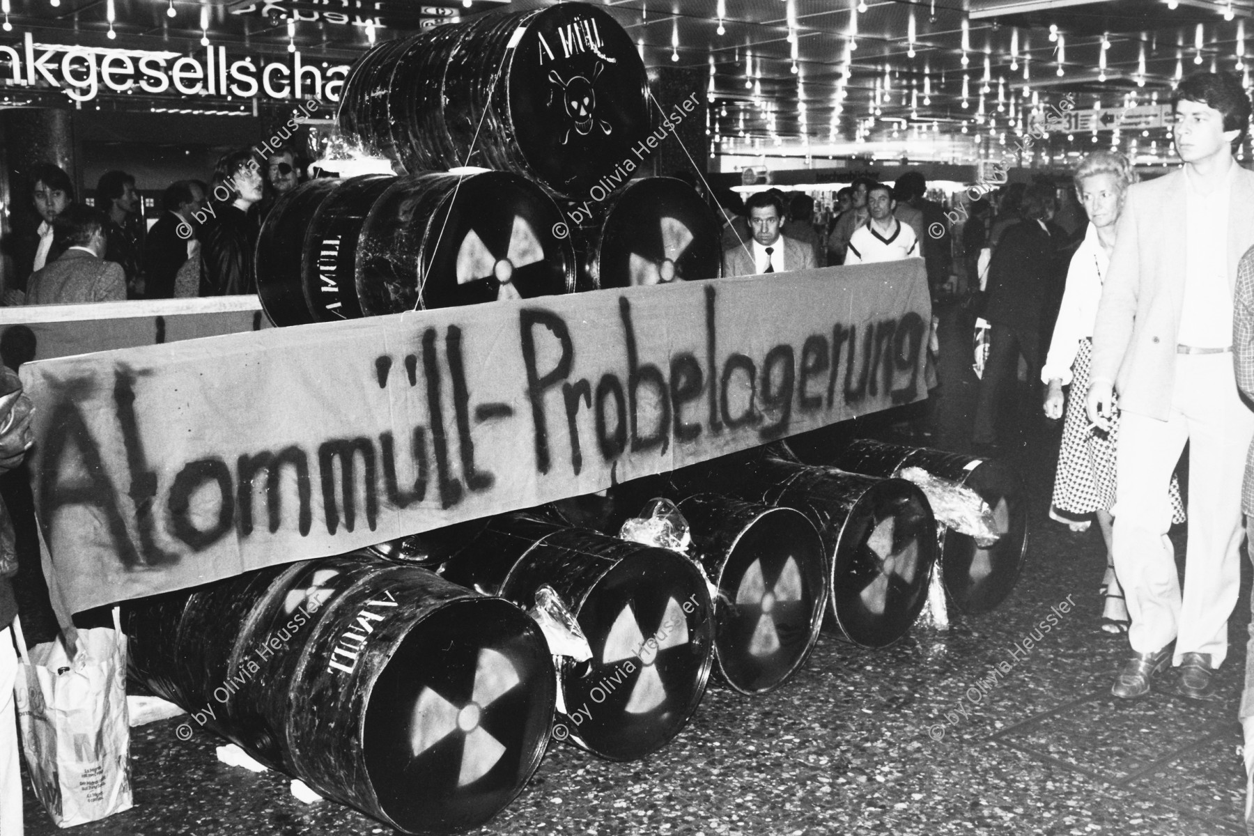 Image of sheet 19800460 photo 10: Anti AKW Antiatom Atommüll -Probelagerung Protest der POCH im Shopville Hauptbahnhof Zürich gegen Kernkraftwerke und Nagra. √