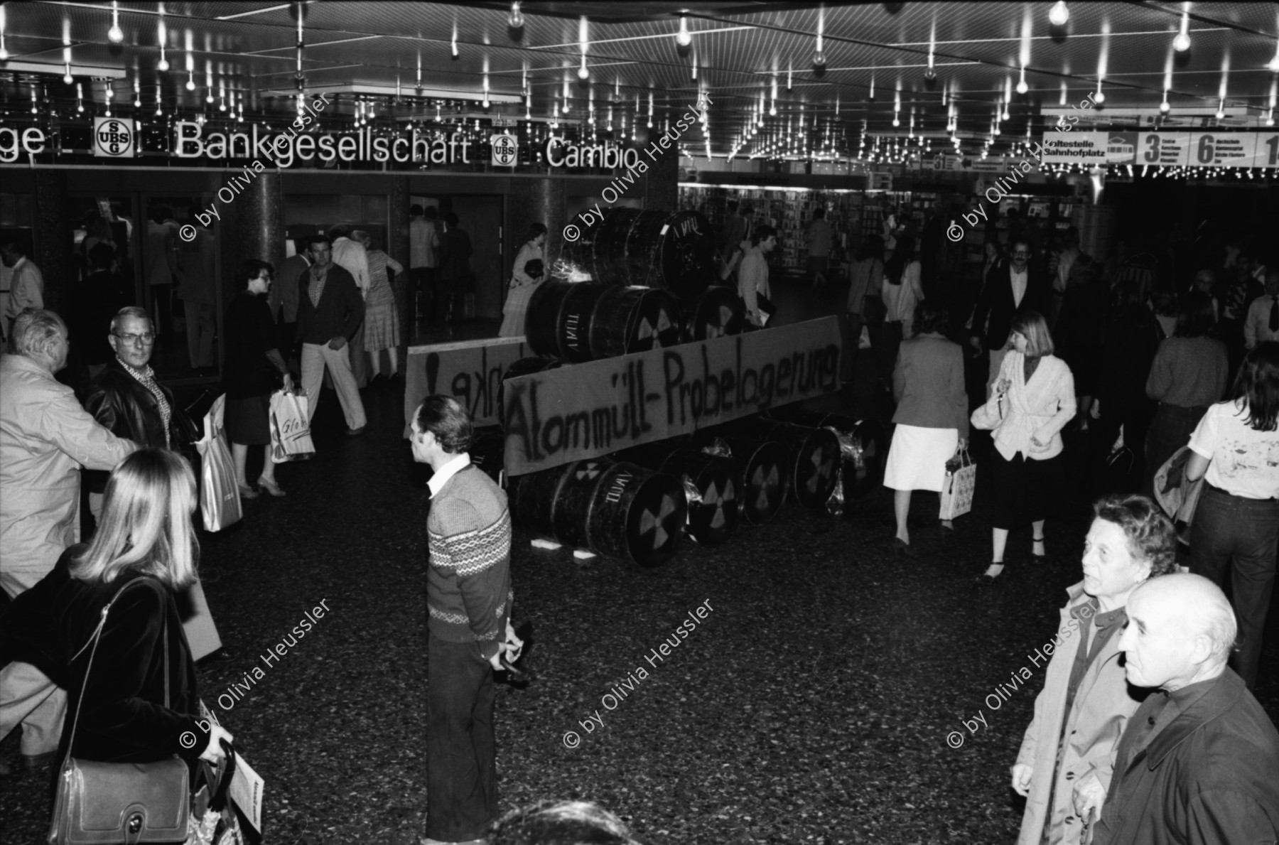 Image of sheet 19800460 photo 17: Anti AKW Antiatom Atommüll -Probelagerung Protest der POCH im Shopville Hauptbahnhof Zürich gegen Kernkraftwerke und Nagra. Am Helvetiaplatz Kundgebung mit Helmut Hubacher und Roman Brodmann unter Transparent 'Für politische Lösungen gegen Unterdrückung und Gewalt' Olivia und Thomas Krempke. Polizeitheater Ulli Richter POZ im Volkshaus. 

Jugendbewegung Bewegig AJZ Zürcher Jugendunruhen Demonstrationen