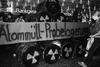 Image of sheet 19800460 photo 2: Anti AKW Antiatom Atommüll -Probelagerung Protest der POCH im Shopville Hauptbahnhof Zürich gegen Kernkraftwerke und Nagra. Am Helvetiaplatz Kundgebung mit Helmut Hubacher und Roman Brodmann unter Transparent 'Für politische Lösungen gegen Unterdrückung und Gewalt' Olivia und Thomas Krempke. Polizeitheater Ulli Richter POZ im Volkshaus. 

Jugendbewegung Bewegig AJZ Zürcher Jugendunruhen Demonstrationen