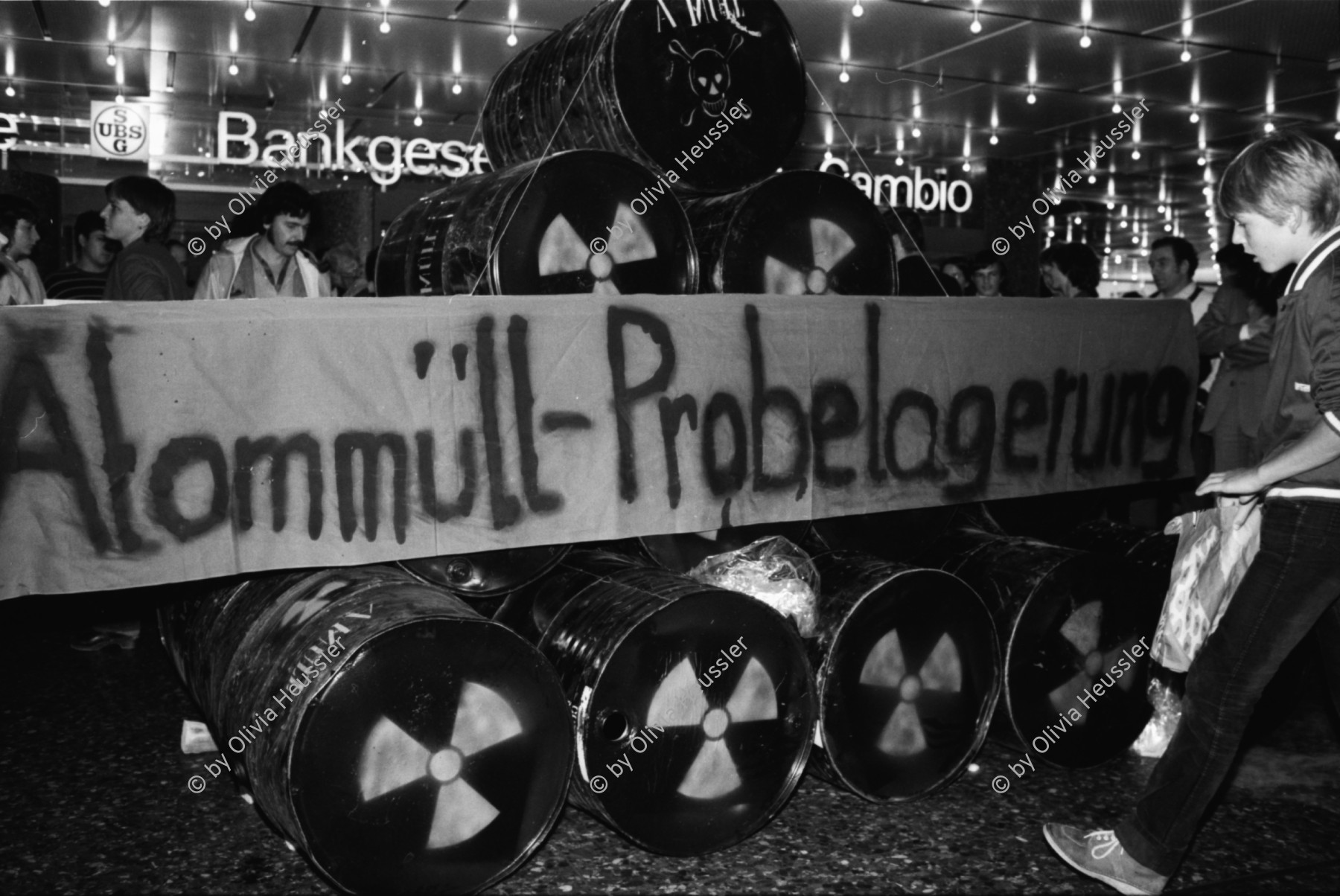 Image of sheet 19800460 photo 2: Anti AKW Antiatom Atommüll -Probelagerung Protest der POCH im Shopville Hauptbahnhof Zürich gegen Kernkraftwerke und Nagra. Am Helvetiaplatz Kundgebung mit Helmut Hubacher und Roman Brodmann unter Transparent 'Für politische Lösungen gegen Unterdrückung und Gewalt' Olivia und Thomas Krempke. Polizeitheater Ulli Richter POZ im Volkshaus. 

Jugendbewegung Bewegig AJZ Zürcher Jugendunruhen Demonstrationen